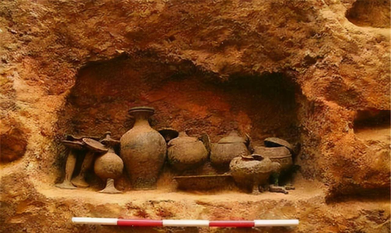 民工捡到估值3亿的古董金镯,选择上交考古队长,却被私吞送女友_古墓