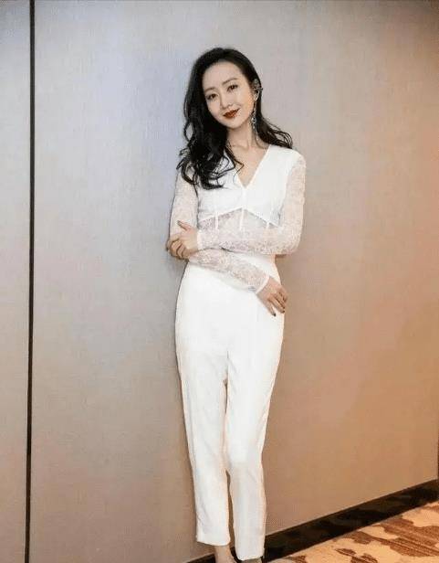 王鸥终于剪掉10年长发,一身牛仔造型配短发a爆,看了都想剪_效果_时候
