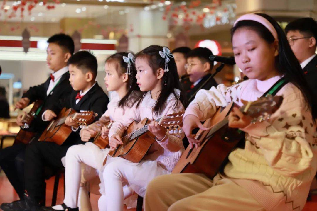 《铃儿响叮当》华彩琴行钢琴和声乐班的毕若晴同学童声独唱《小蜗牛》