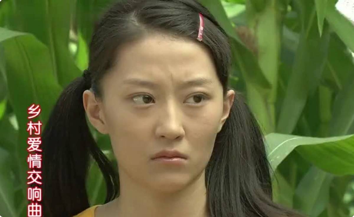 但是在《乡村爱情16》里,蒋依杉直接胖成了一个球,穿着衣服
