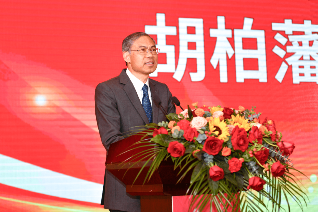 胡柏藩老师作重要讲话,带领大家回顾了新和成35年来走过的路,通过一个