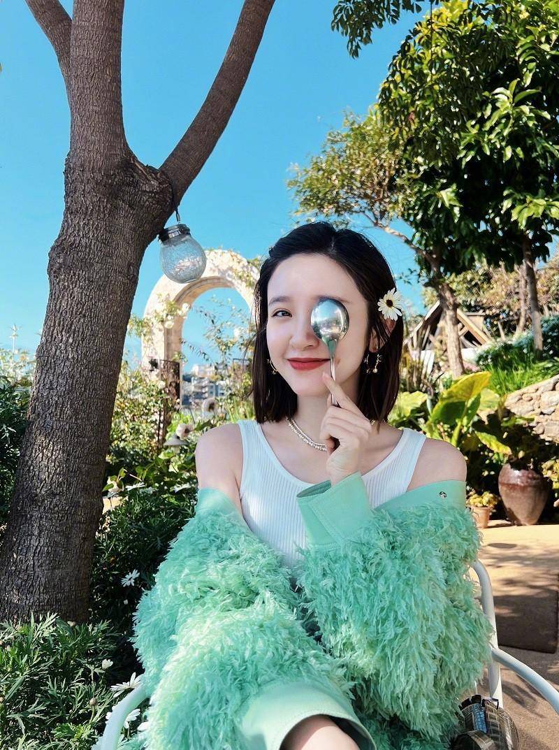 唐艺昕晒洱海边度假照,33岁状态超好,网友:美得过分_张若昀_大理_云南