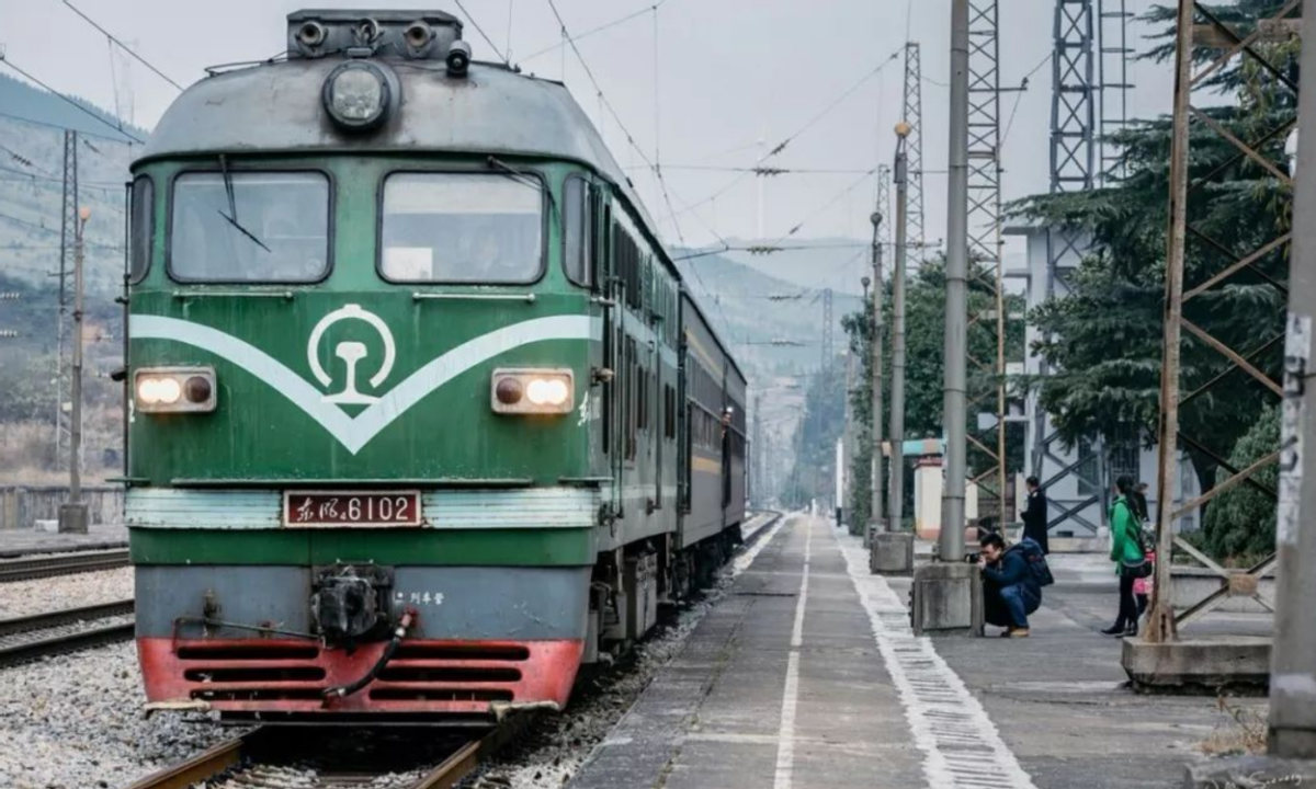 暴雨暴雪冰冻等来袭!我国高铁大面积停运,为何绿皮火车可运行?
