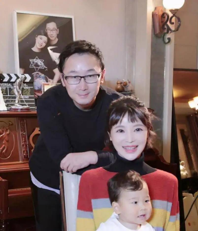 央视胡蝶:与大12岁丈夫长期分居,两次怀孕都独自产检,她幸福吗_工作