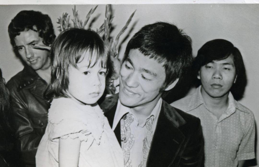 李小龙罕见旧照,一家四口老婆很漂亮,抱着女儿画面温馨