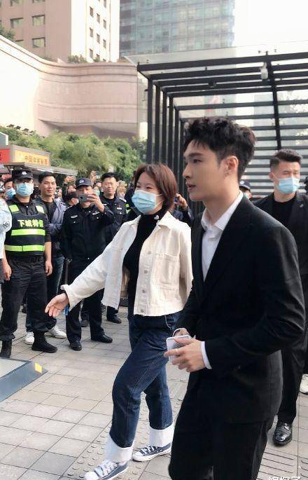 张艺兴最新活动生图,状态好真实,脸上发福的迹象有点明显!