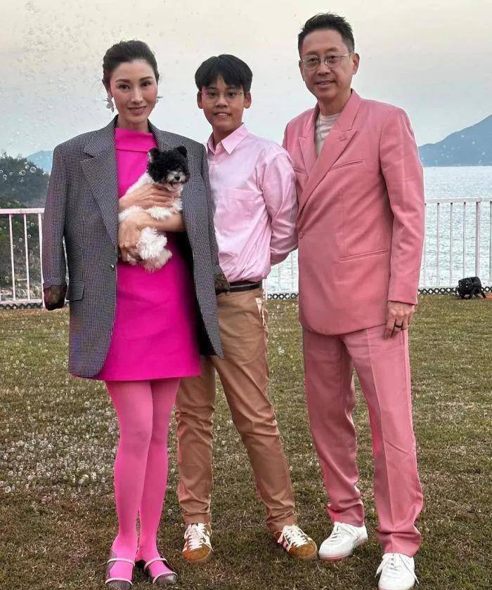 据悉,李嘉欣儿子自小品学兼优,运动方面还擅长打高尔夫球,攀石