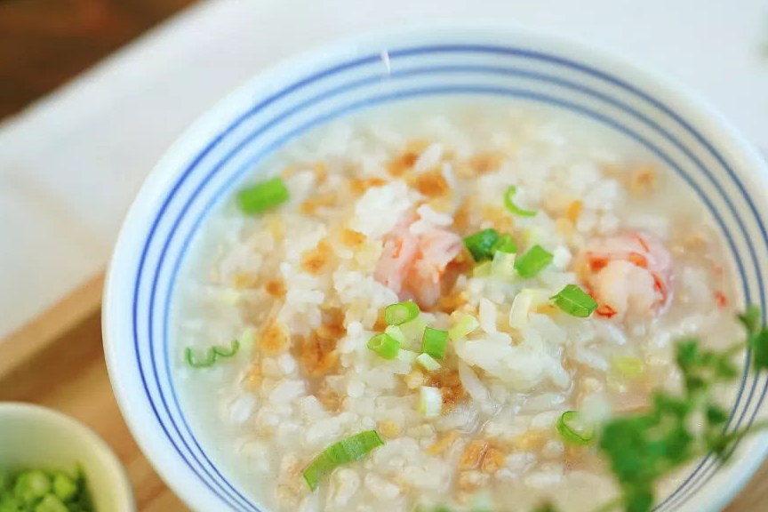 熱飯的湯也未必非要魚湯,家裡平時燉好的雞湯豬骨湯都可以,只要