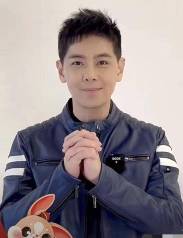 48岁林志颖街头违停,被处罚现场照曝光,车祸致脸部僵硬不自然_陈若仪