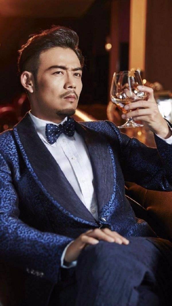 然而,在戏外的杨烁却完全不同.