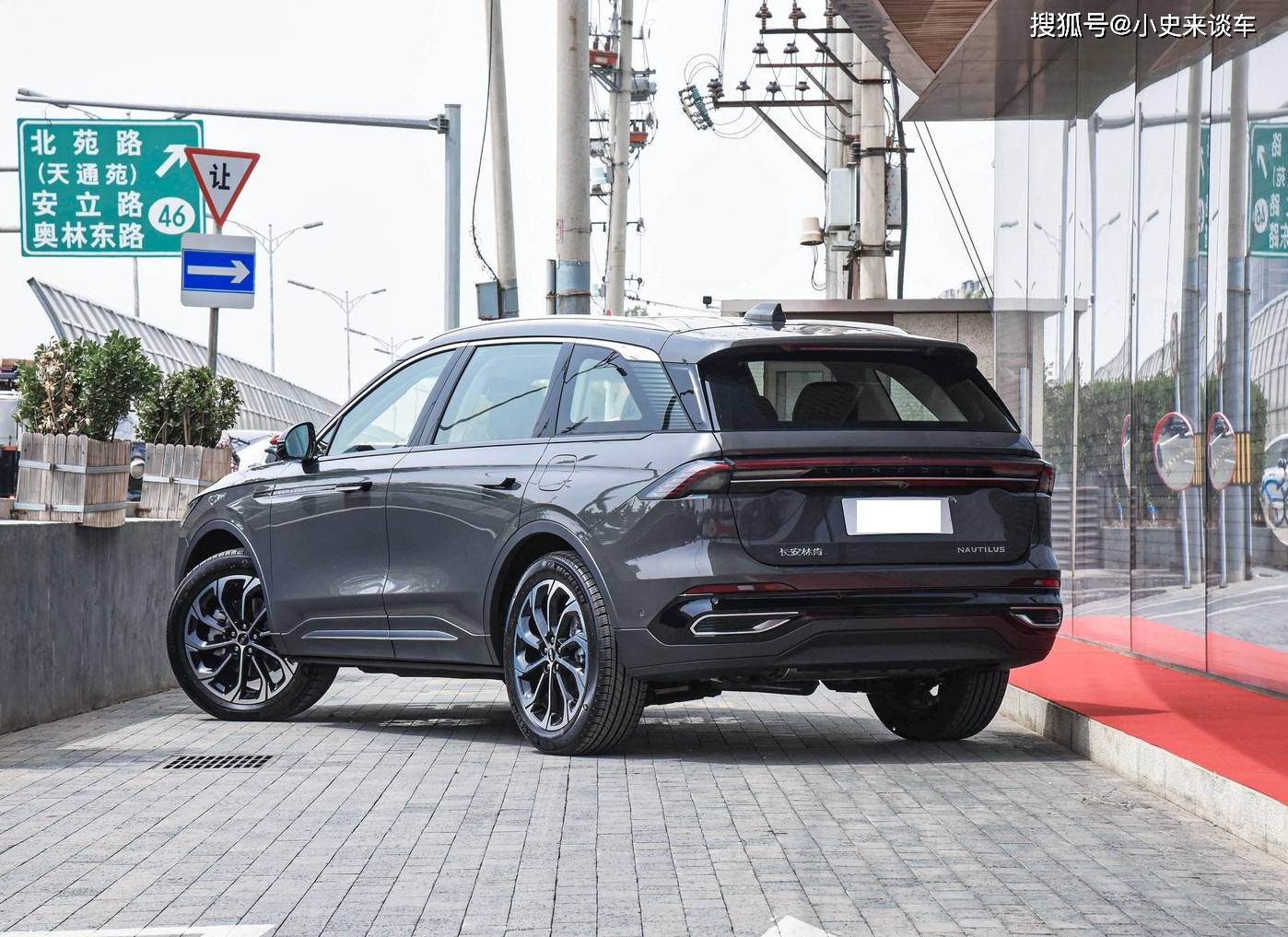 林肯版"霸道"售价看齐国产,尺寸近5米,配23.6寸曲屏 2.