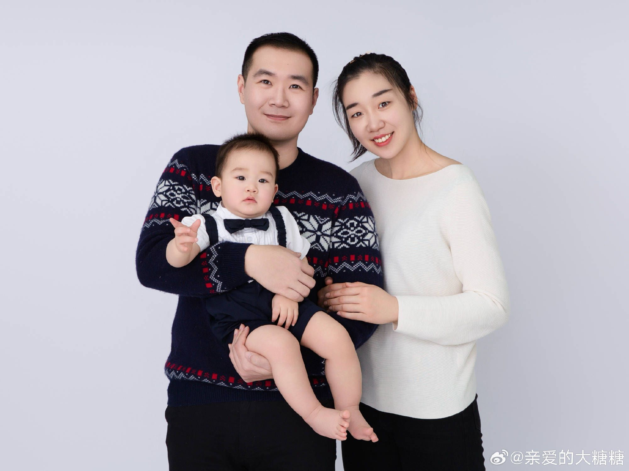 从照片可以看到,唐宁雅挽着将儿子抱在怀里的老公,一家三口洋溢着幸福