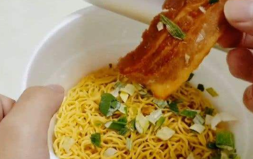 "星级泡面"走红网络,米其林推荐的美食,1桶48,真的超?