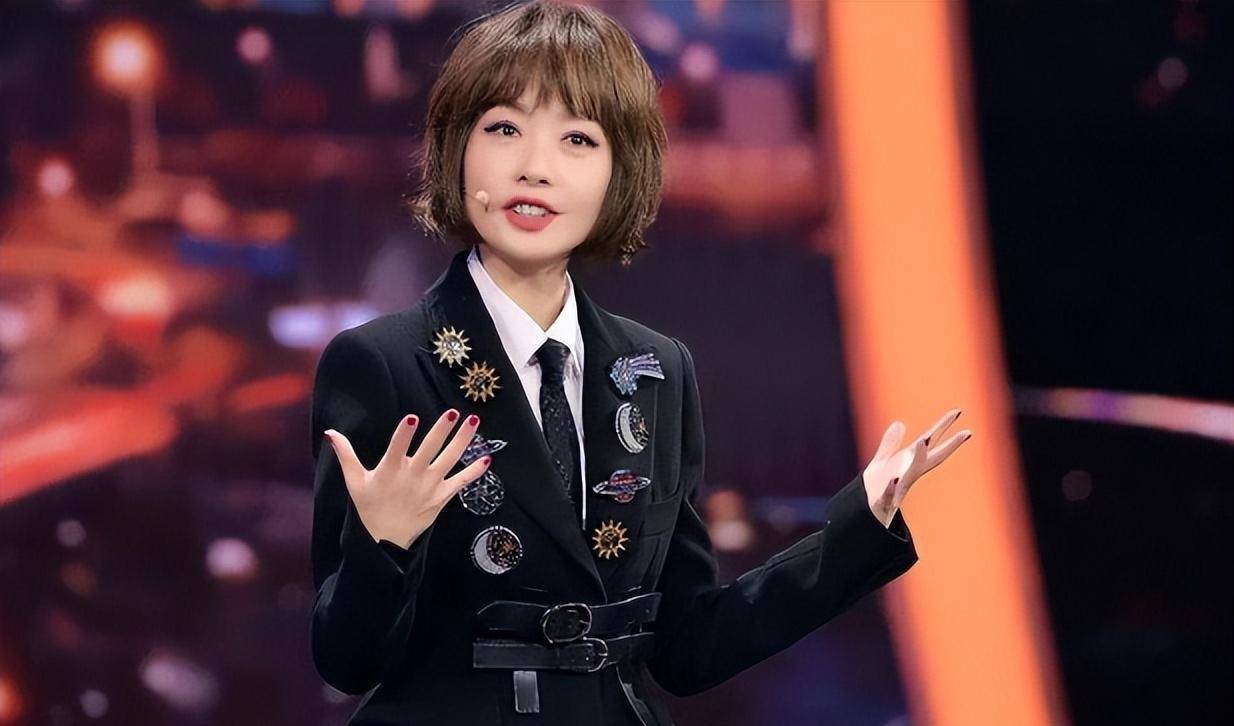 跷二郎腿,坐着和学者握手,53岁的鲁豫为何越来越让人讨厌?