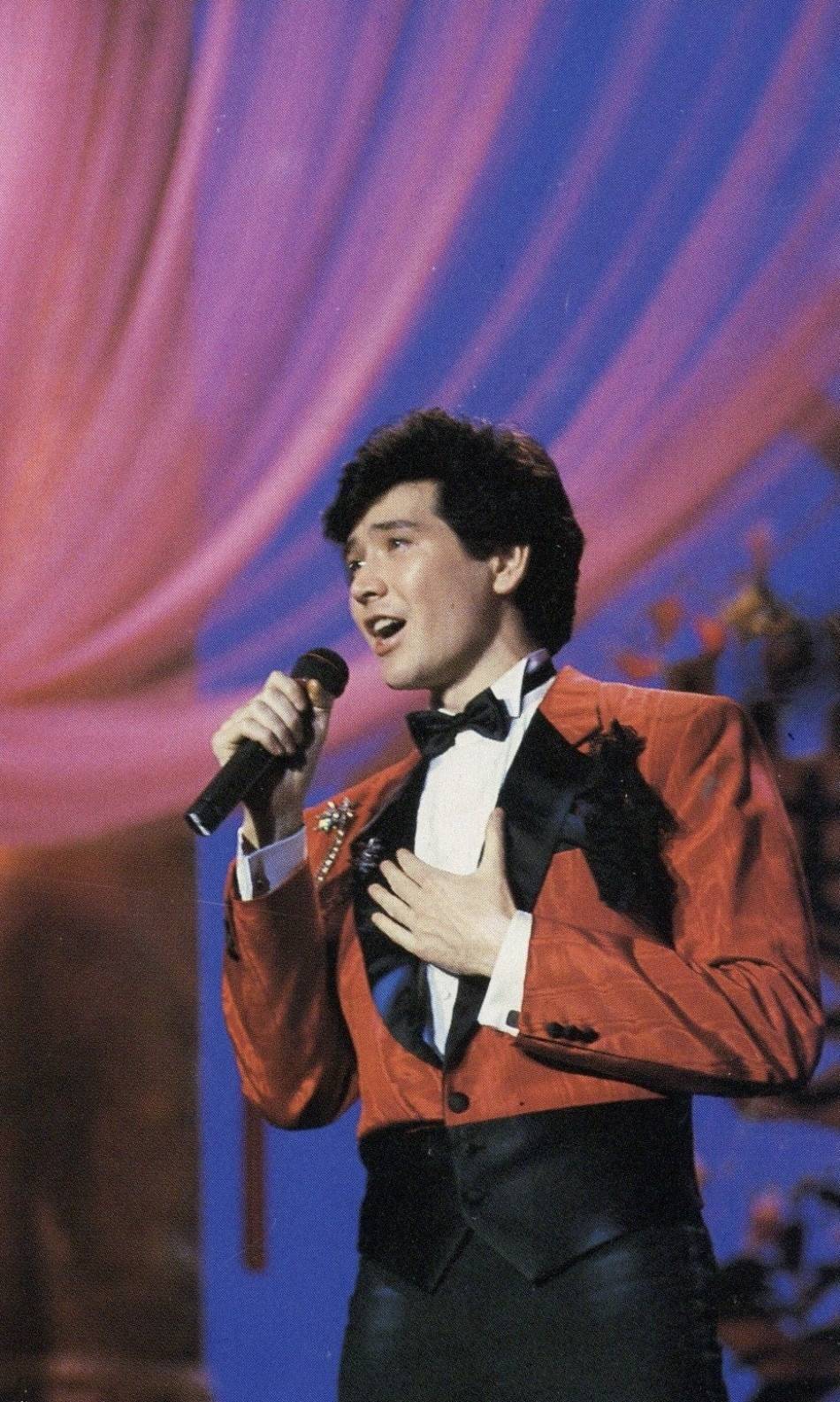 红色垫肩收腰短燕尾服搭配高腰裤,让他原本就极富裕的身材比例更加出