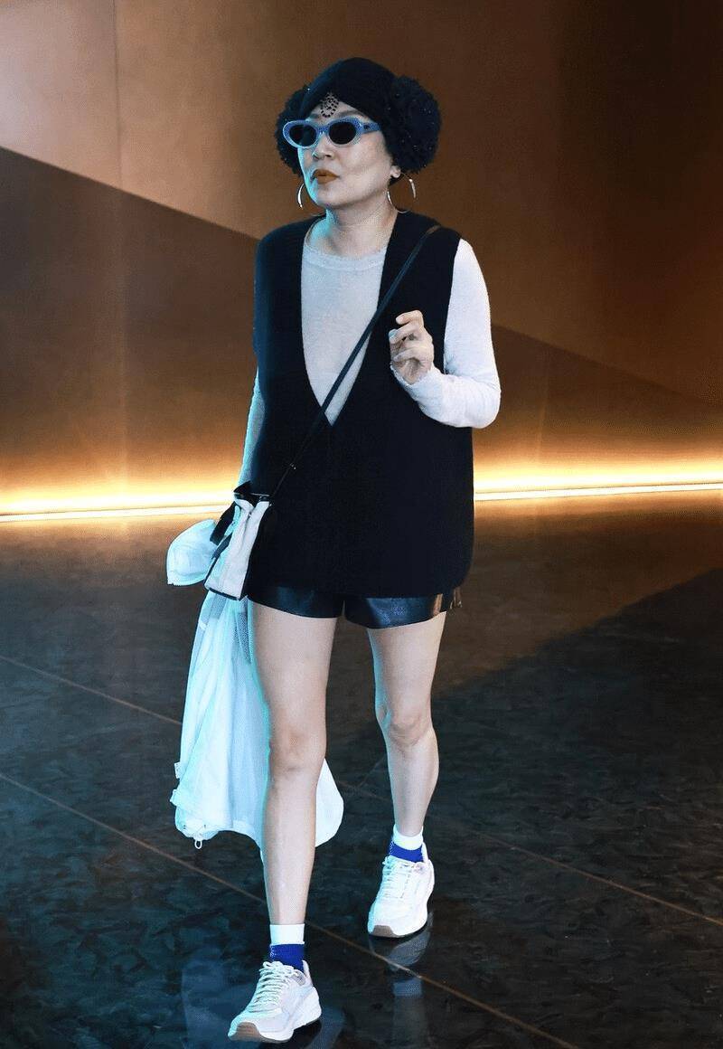 张蔷换发型差点认不出,穿露脐装配牛仔裤时髦洋气,年轻10岁_身材