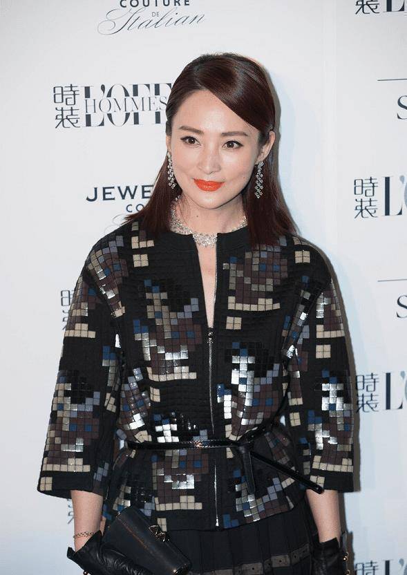 不得不佩服蒋勤勤,一张鹅蛋脸很显小,一身黑色造型哪