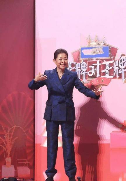 倪萍瘦身后真时髦,衬衫配风衣一身潮牌好洋气,四方墨镜时髦爆_版型