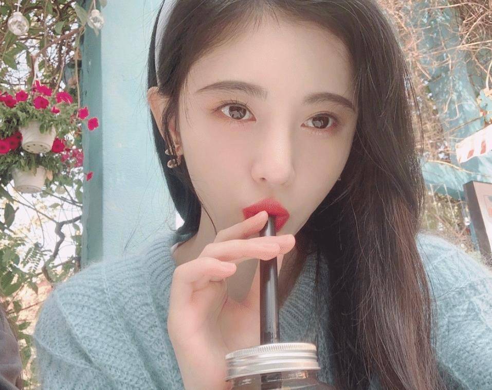鞠婧祎晒怼脸自拍,皮肤白皙令人羡慕,失去美颜后却暴露真实颜值_照片