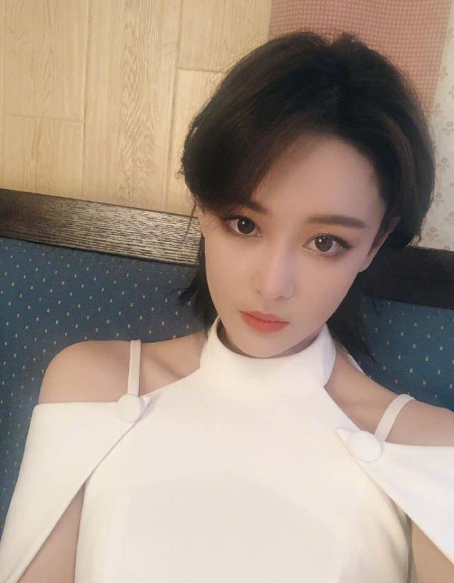 张馨予结婚后变正能量使者,短发工作帅气认真,军嫂气质就是不一样