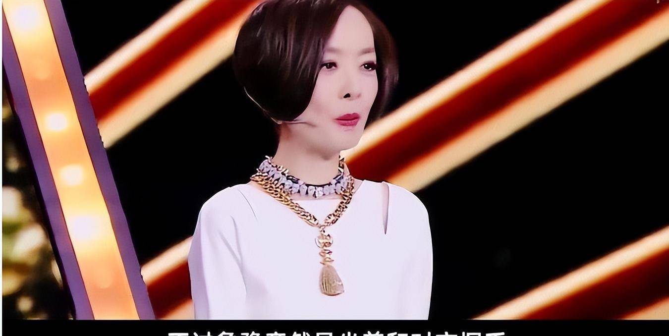 跷二郎腿,坐着和学者握手,53岁的鲁豫为何越来越让人讨厌_阿云嘎_形象