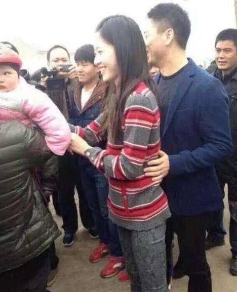 很多年前,村里人给刘强东500块钱供他上学,他如今怎样报答的?