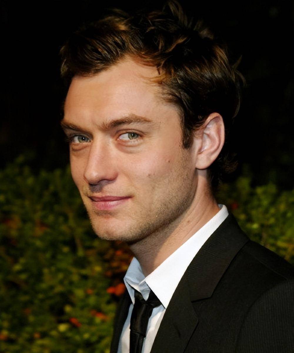 裘德洛多帅?47岁还能娶小16岁美女学霸,把美貌基因遗传给女儿