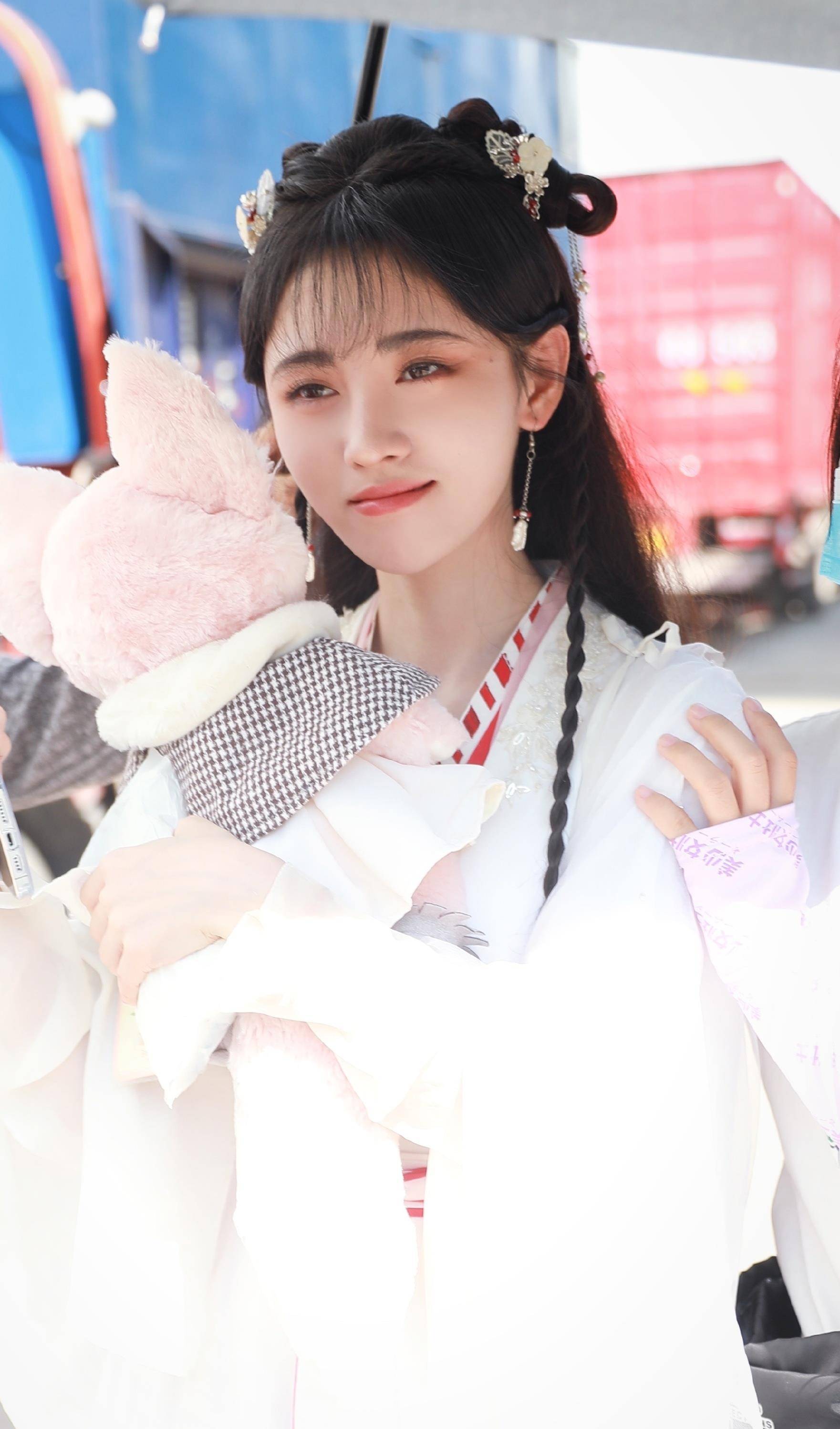 鞠婧祎新剧路透曝光,片场抱着玩偶不撒手,饭拍镜头下颜值超能打_奶茶