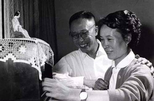 六年后,金志坚与家人搬到天津,并与姐姐们一同接受新式教育.