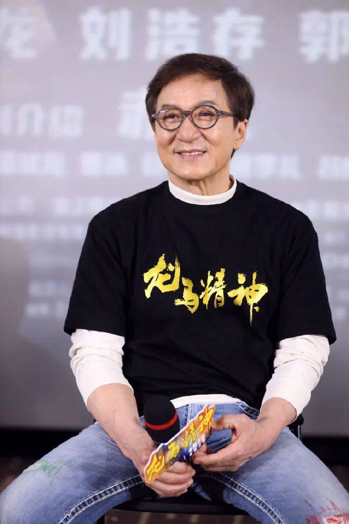 不过,对于成龙会功夫一事,十年前郑佩佩做客访谈节目时就透露,成龙也