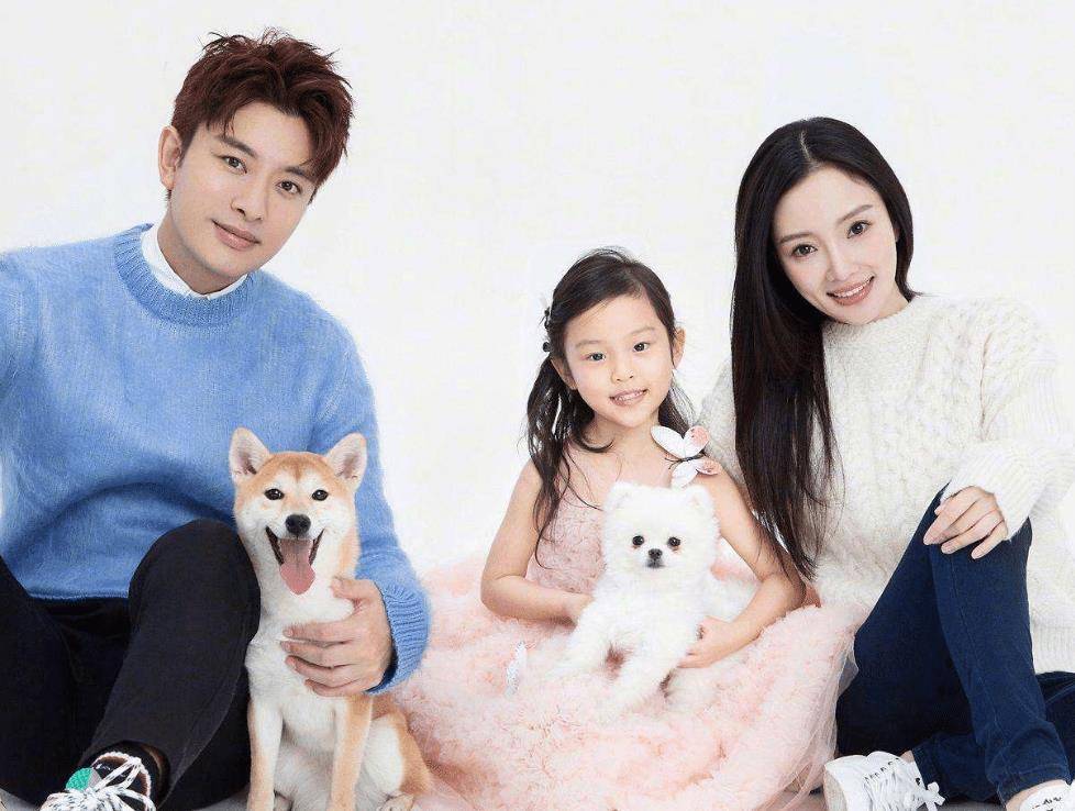 甜馨没有妈妈李小璐陪伴,一人吃力扛自行车,乖巧懂事惹人心疼_贾乃亮