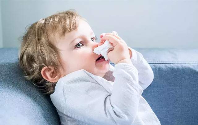 孩子有过敏性鼻炎,喷这个药可能有用,但使用前一定要注意这些