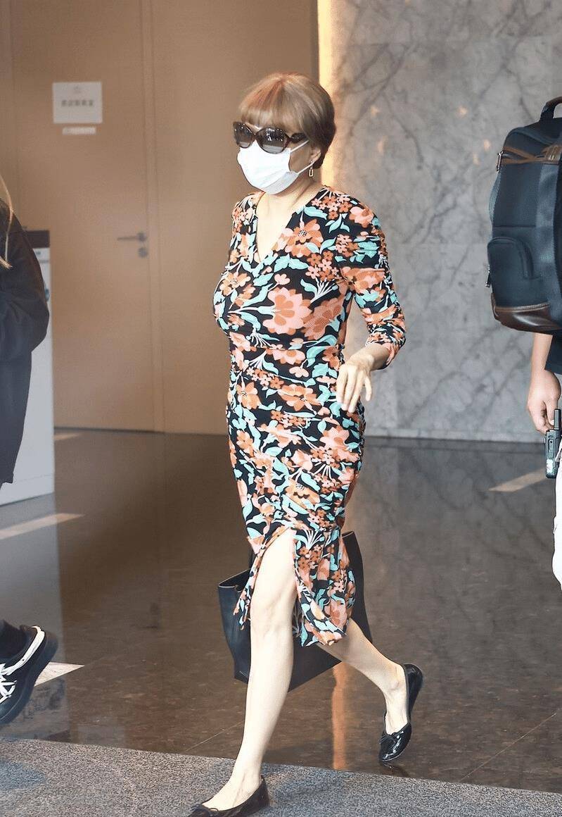 张蔷换发型差点认不出,穿露脐装配牛仔裤时髦洋气,10