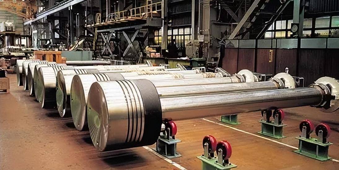 世界最大发动机:有五层楼高,10万匹马力!什么交通工具能用上?