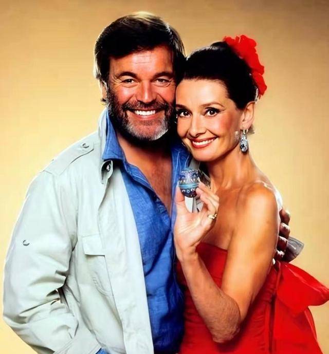 她小7岁的荷兰电视演员罗伯特·沃德斯,53岁和前夫安德烈·多蒂离婚后