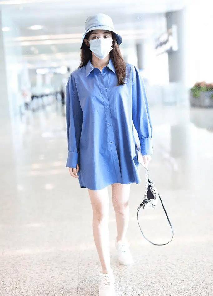 杨钰莹这回真赶时髦,穿白衬衫玩下衣失踪,比00后还会穿_基础_身材