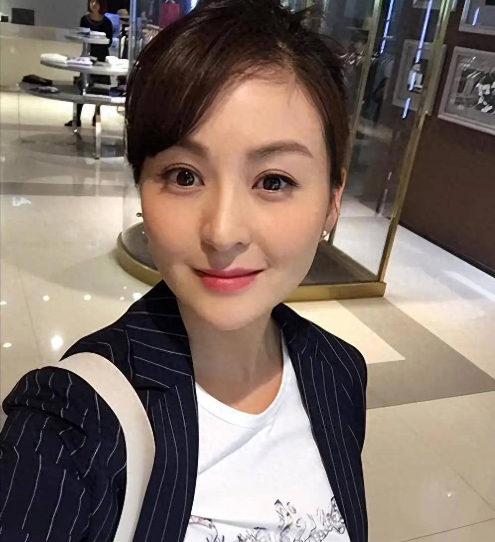 1997年《花季雨季》的剧组来到他们学校招募演员,由于戴娇倩各个方面