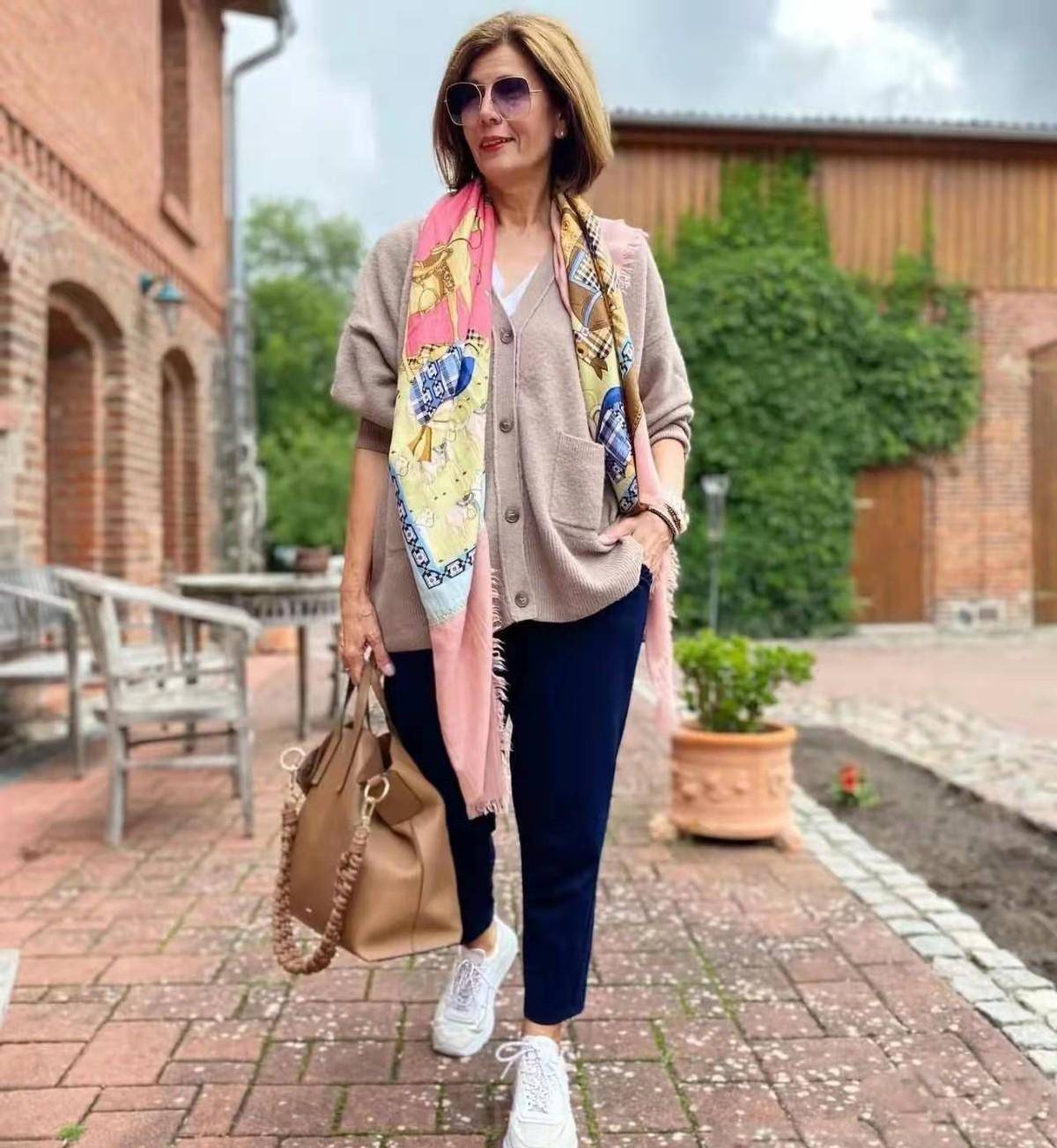 当你变老了,一定也要穿得大方得体,学大妈们这样穿_穿