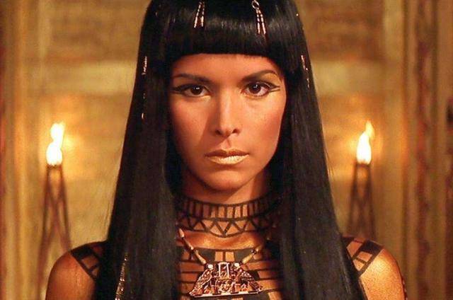 埃及艳后美貌绝伦,权力地位都有,为何要杀死亲妹妹阿辛诺依公主