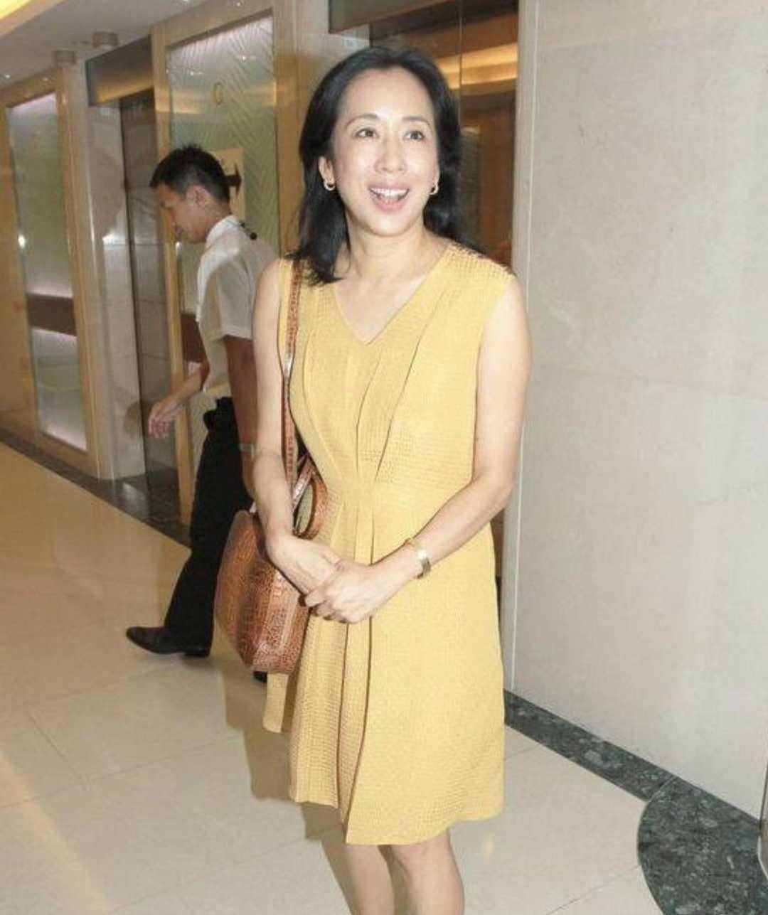 朱玲玲真不把自己当"豪门",穿无袖连衣裙配蛇皮包,简约又优雅_女性