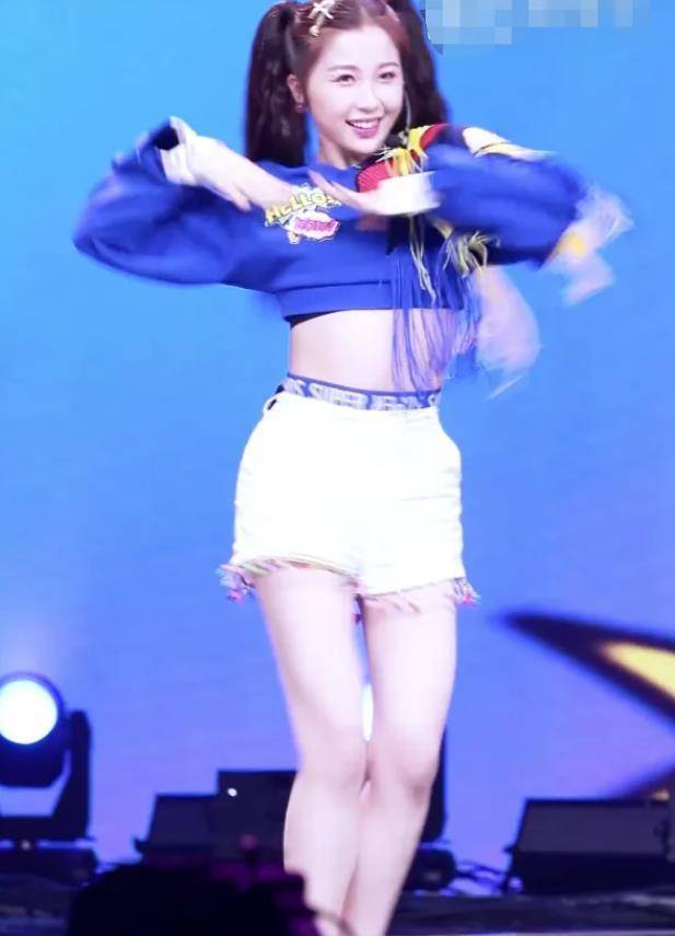 虞书欣跳舞太认真,不小心被电池硌到腰,看清后粉丝表示:肉疼!