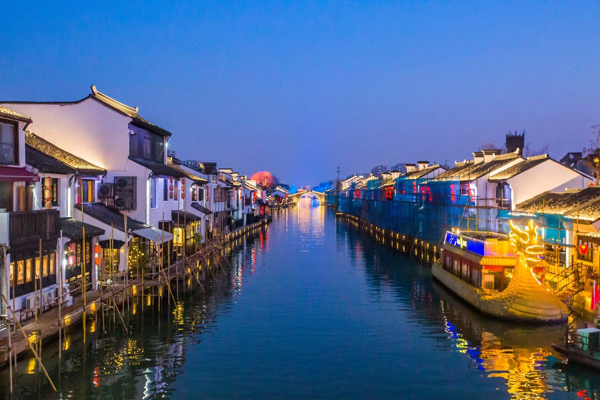 好看的夜景巷子图片