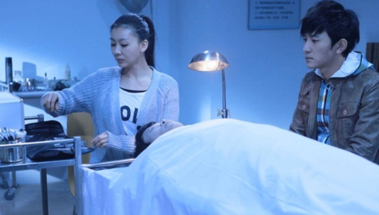 医学上存在一种现象叫做"巨人观",它类似于鲸鱼死后体积膨胀的现象.