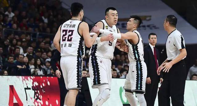 郭艾伦罕见发文触动人心,与韩德君互动六个字令人感动_辽宁男篮_大韩