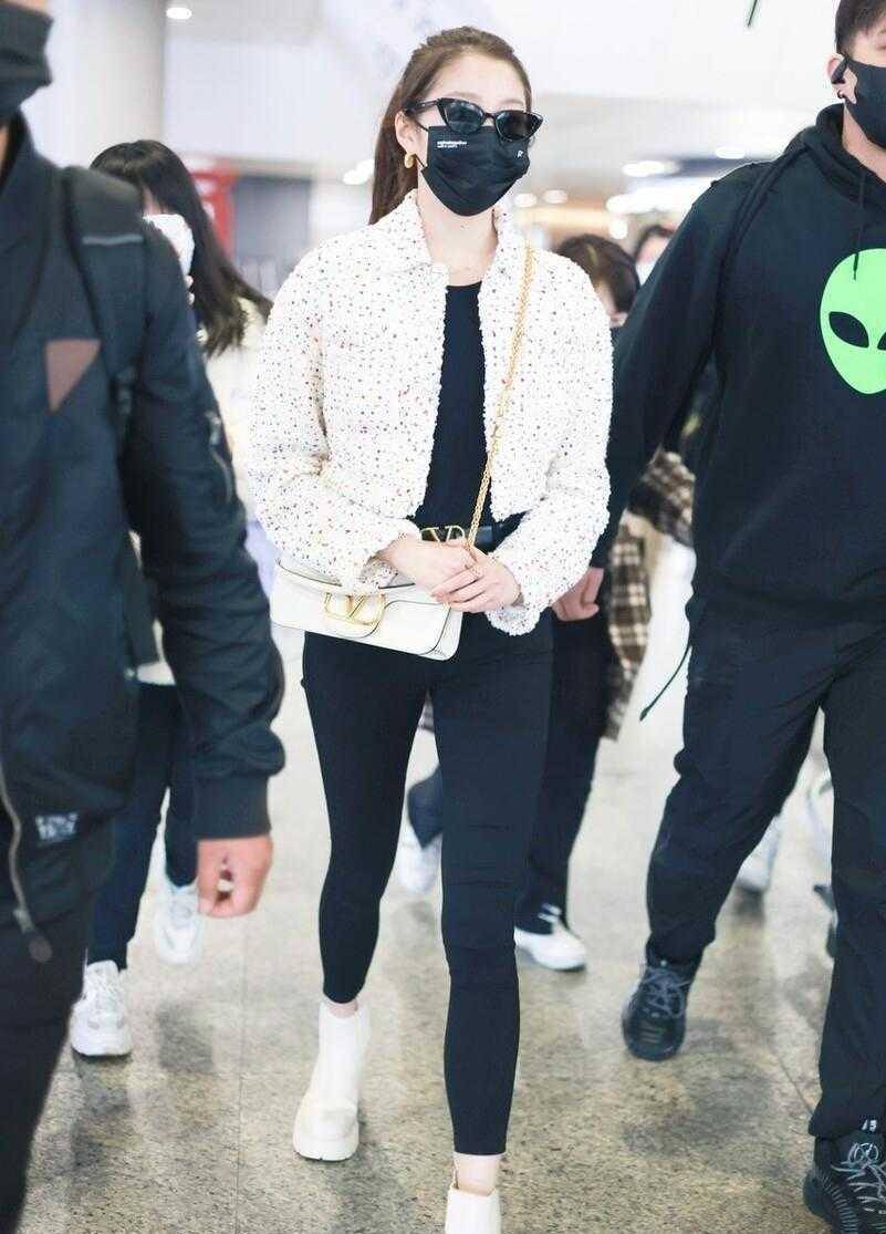 关晓彤也太"凡尔赛"了,穿短外套配小脚裤,1米2大长腿好惊艳_款式_身材