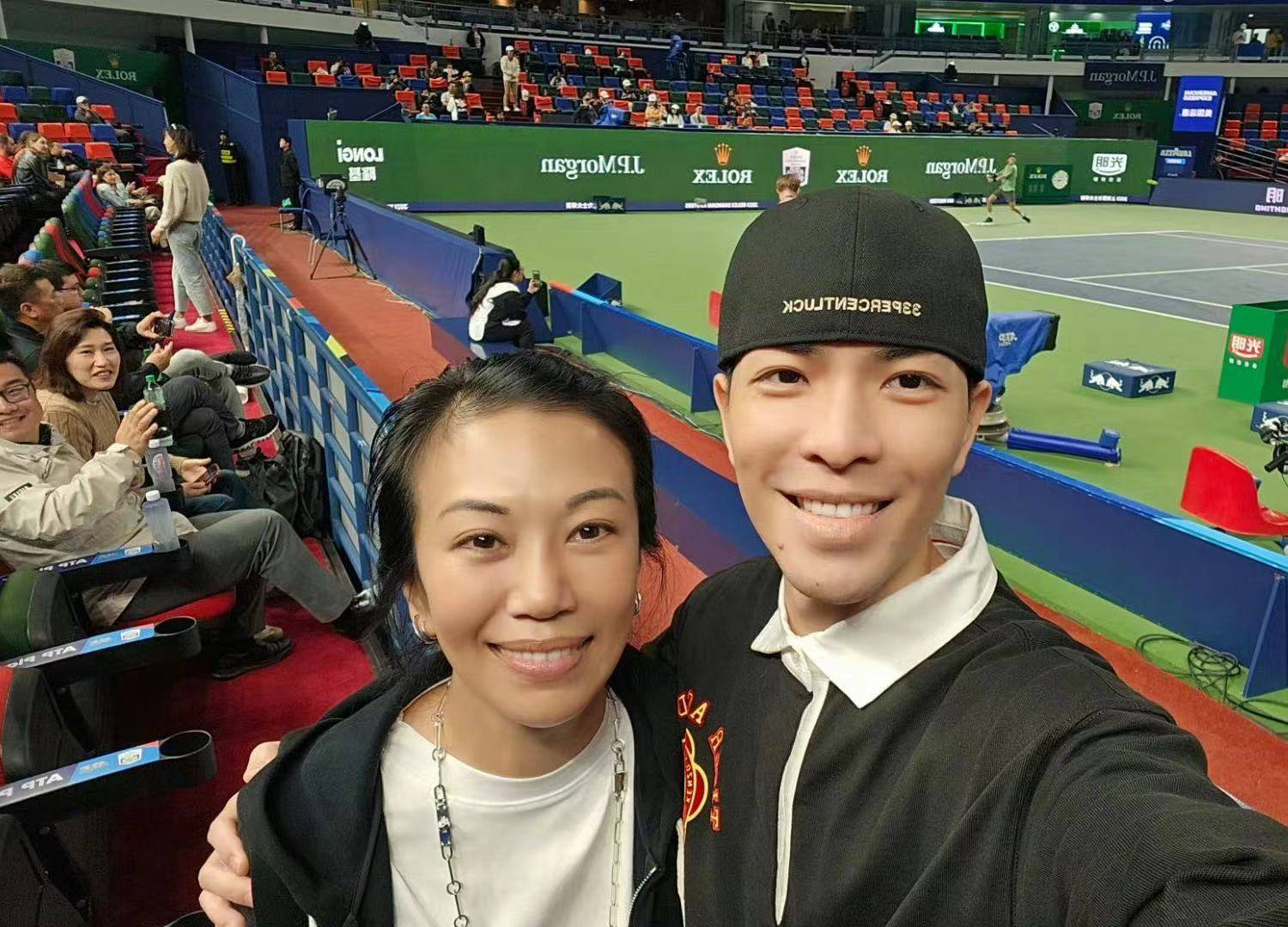 萧敬腾和林有慧的爱情隐秘得很好,父母不知道,身边的好友都不知道.