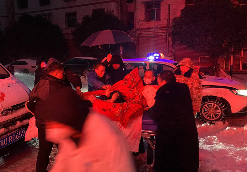 湖南湘西: 警车上的"雪警"小宝出生啦!