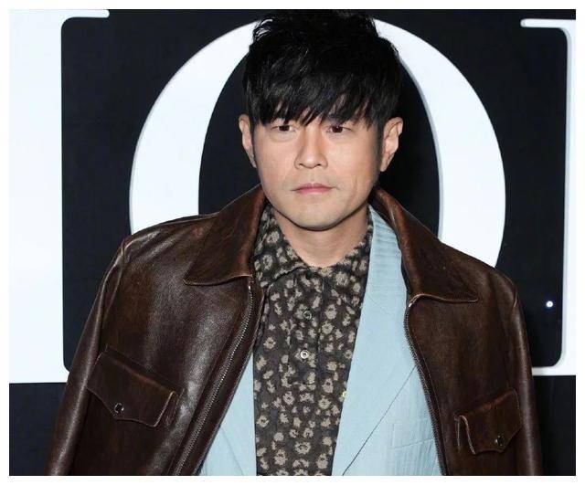 周杰伦45岁与林俊杰42岁,骨相与皮相老化差距显而易见!