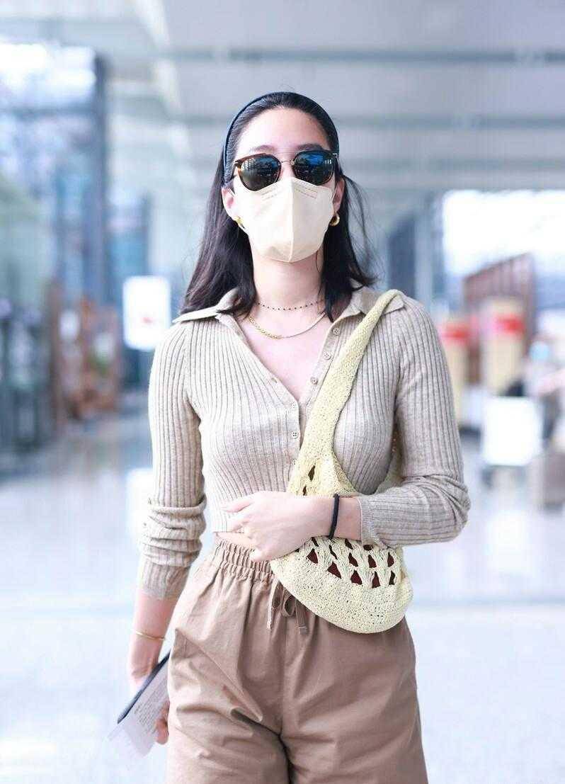 杨采钰机场穿搭真大胆,露脐针织衫故意解开纽扣,上v下a太显瘦_身材