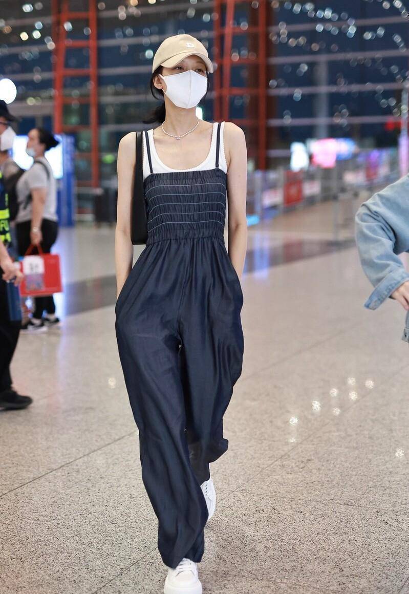 孙怡走机场真放得开,穿露脐装手挽经纪人,董子健也不管管_身材_气质